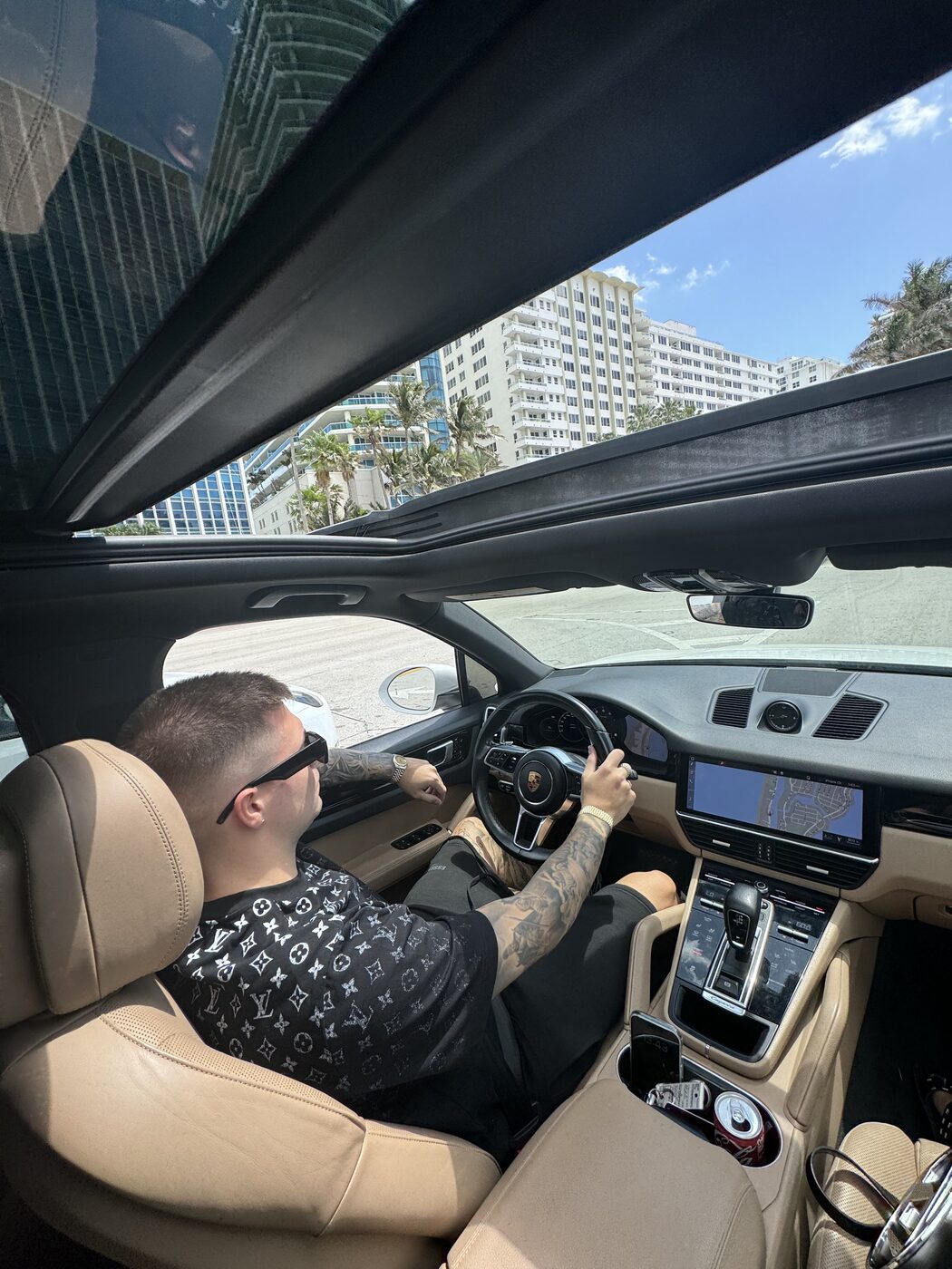 Agustin LV manejando un Porsche Cayenne en Miami