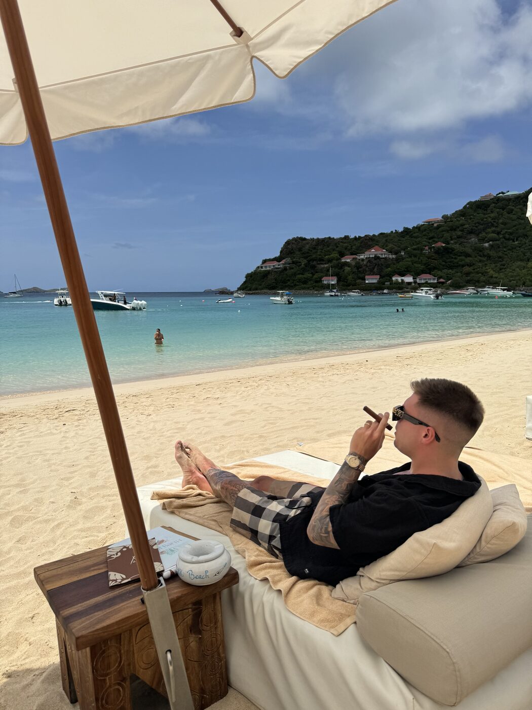 Agustin LV descansando en una playa del Caribe