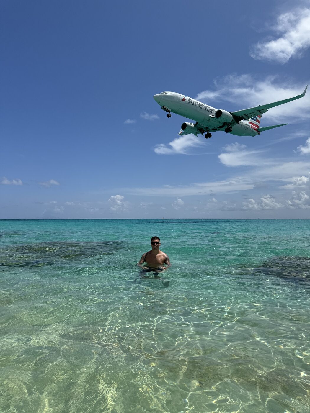 Agustin LV en el mar con un avión aterrizando sobre él