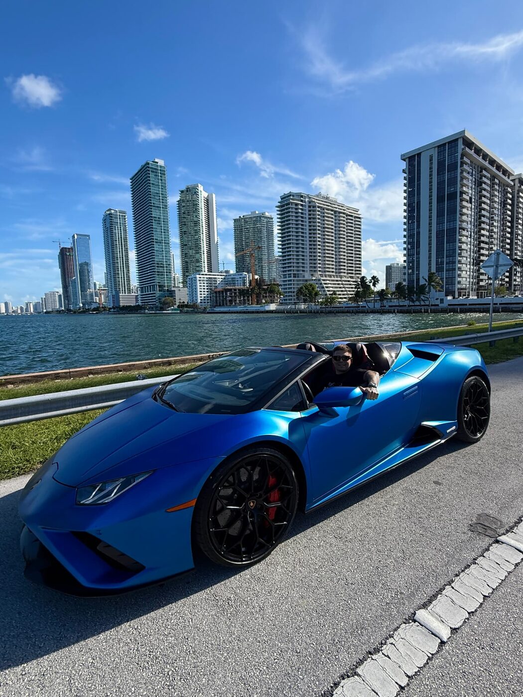 Agustin LV en un Lamborghini Huracán frente al skyline de Miami